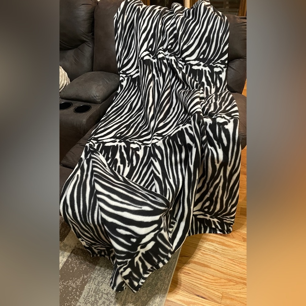 Zebra Print large throw Blanket 80x60 furry warm NEW
NO BOX~ never used